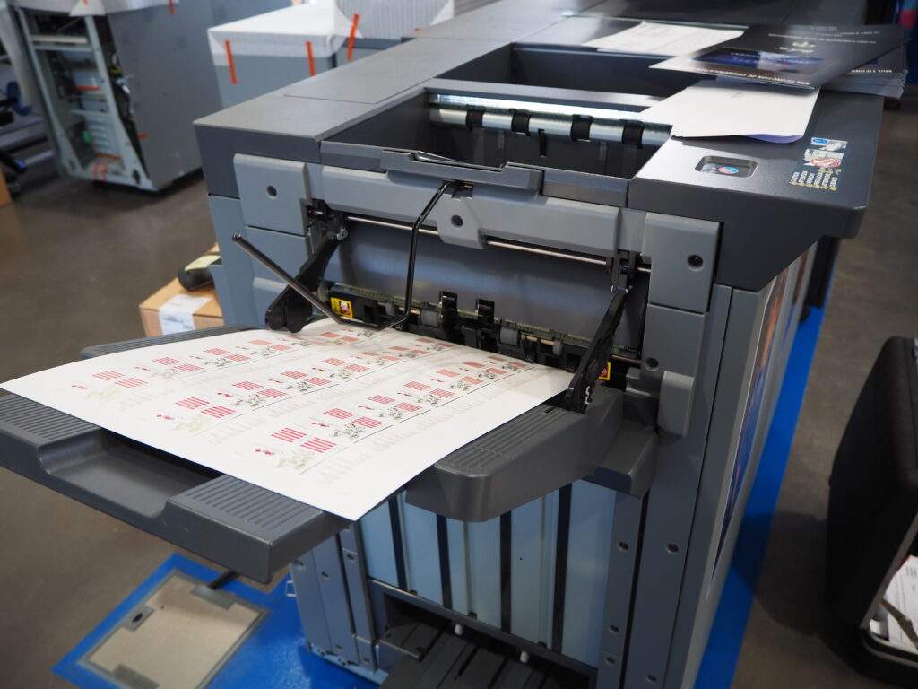 Vue d'une imprimante en fonctionnement.