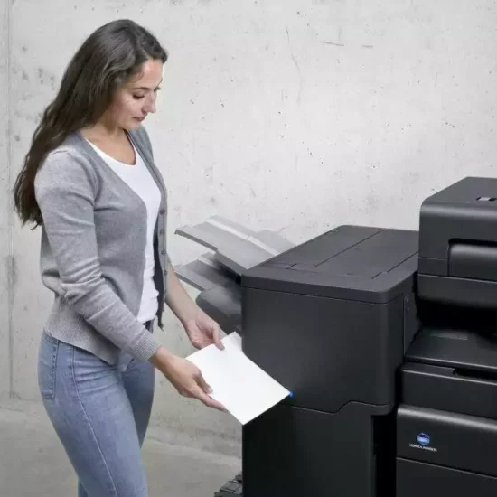 Collaboratrice se servant d'une imprimante en location.